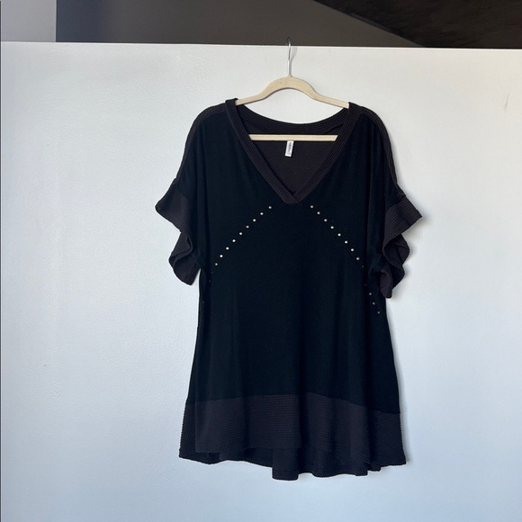 Black Tunic with short sleeves + Stud Accents on front. Waffle knit material - Picture 1 of 3